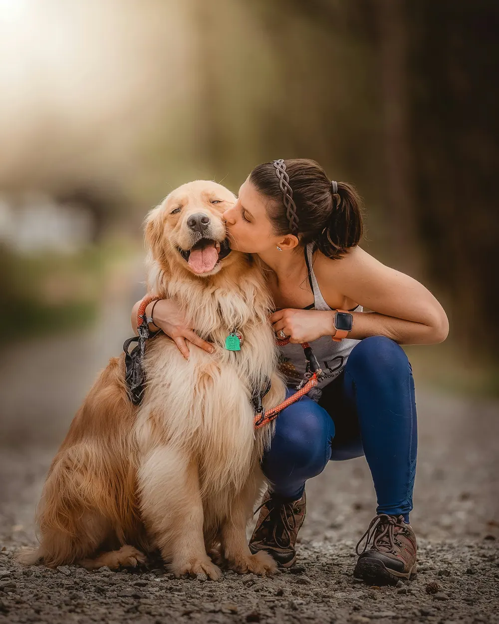 Una donna bacia il suo golden retriever